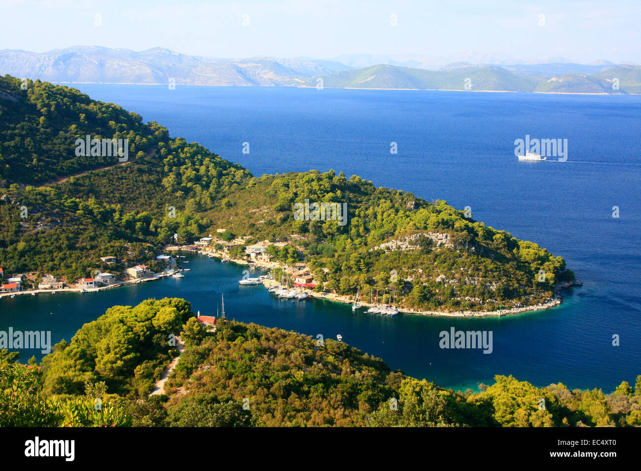 Süd-Dalmatien, Insel Mljet, Kroatien, Bucht Okuklje, Kirche Hl Nikolaus Und Hafenpier Stockfoto