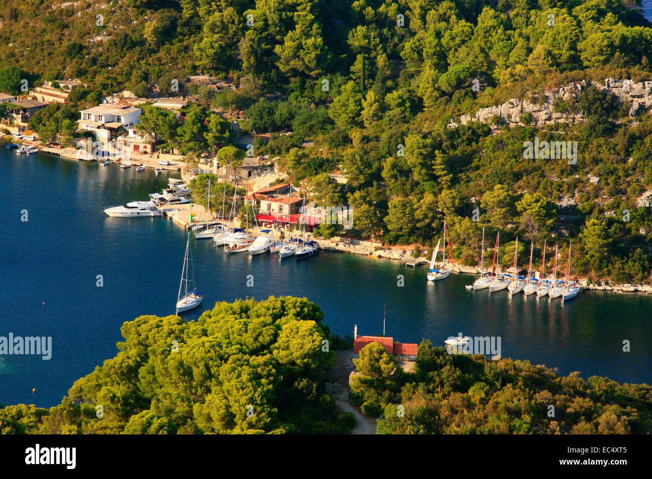 Süd-Dalmatien, Insel Mljet, Kroatien, Bucht Okuklje, Kirche Hl Nikolaus Und Hafenpier Stockfoto