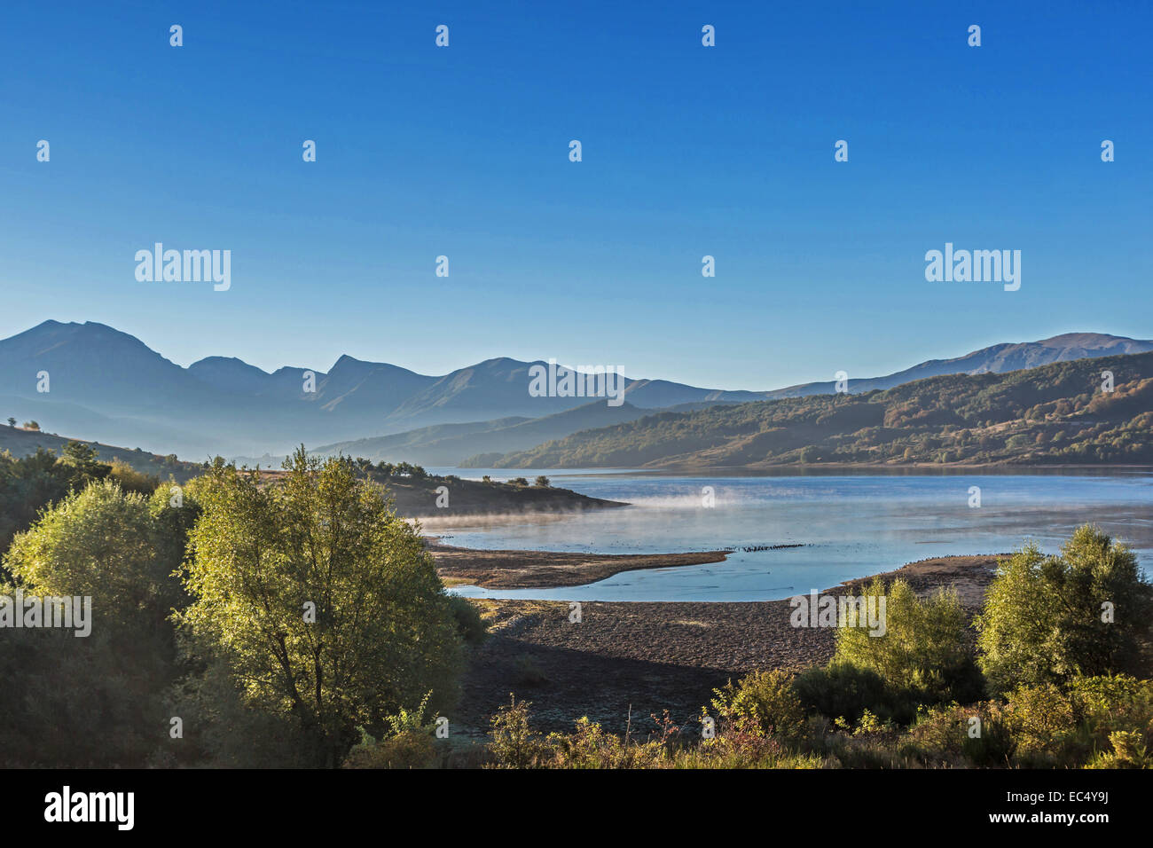 Lago di Campostosto in den Abruzzen Stockfoto