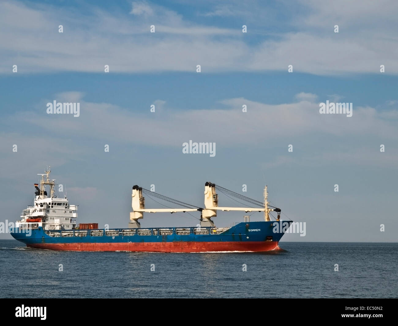 Frachtschiff vorbei an Cuxhaven, Niedersachsen, Deutschland Stockfoto