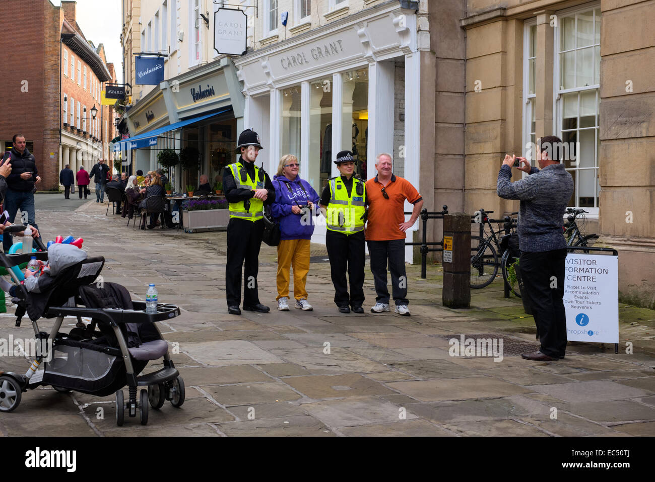 Polizisten posieren für ein Foto in Shrewsbury Town Centre, Shropshire, England, UK Stockfoto