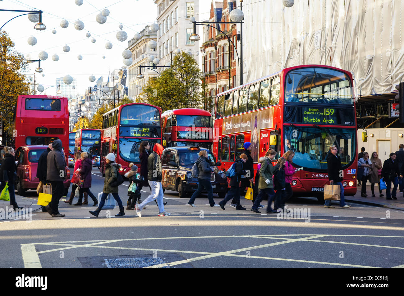 Shopper Crossing Oxford Street, London England Vereinigtes Königreich Großbritannien Stockfoto