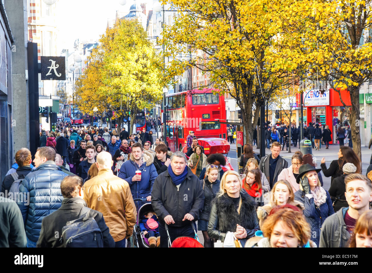 Käufer auf Oxford Straße, London, England, Vereinigtes Königreich UK Stockfoto
