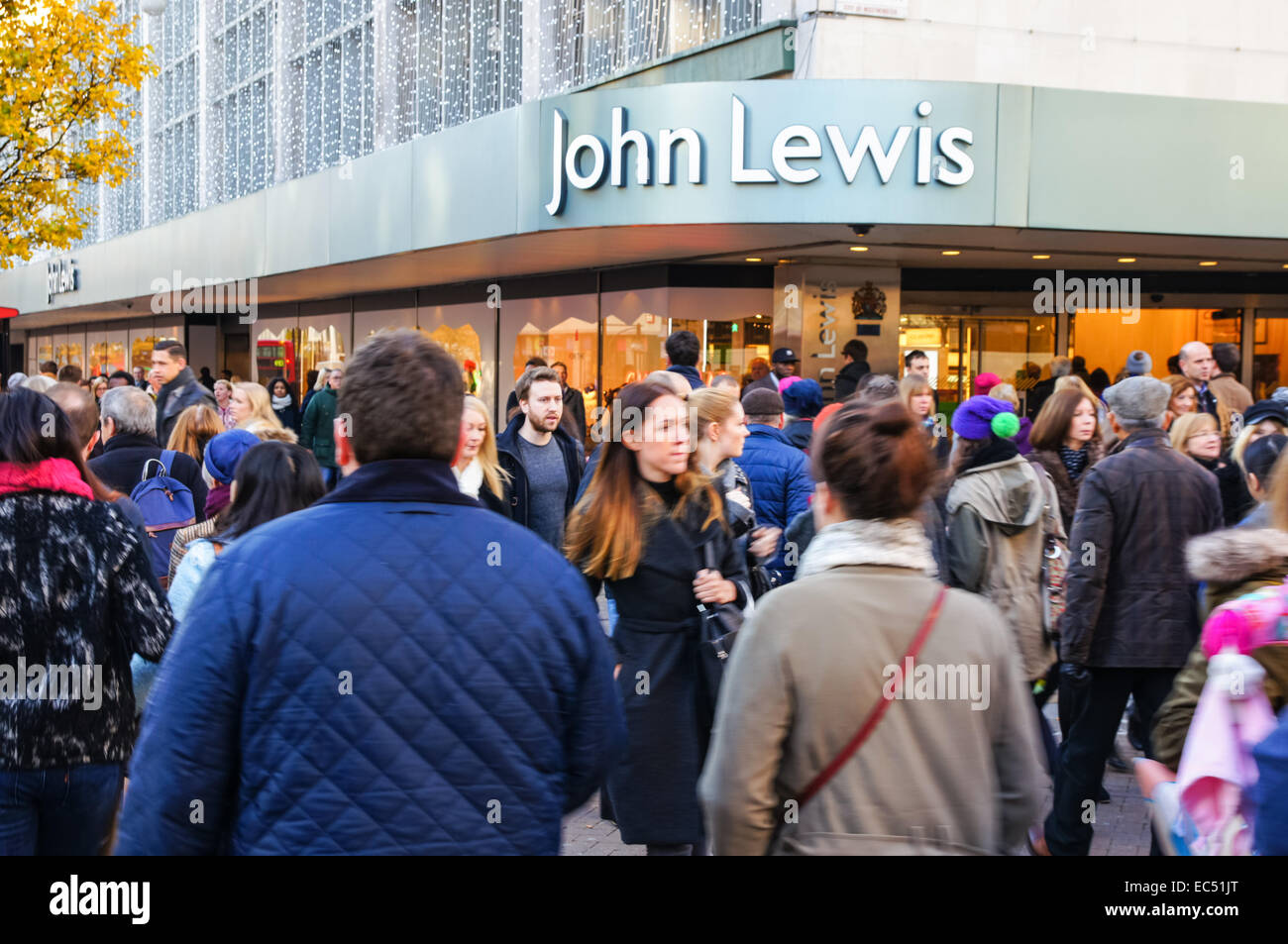 Käufer außerhalb John Lewis zu speichern, auf der Oxford Street, London England Vereinigtes Königreich UK Stockfoto