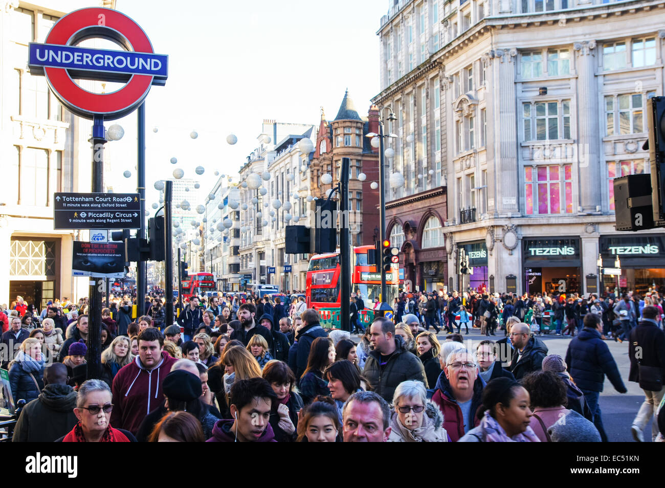 Shopper in der Nähe von Piccadilly Circus u-Bahnstation auf der Oxford Street, London England Vereinigtes Königreich UK Stockfoto