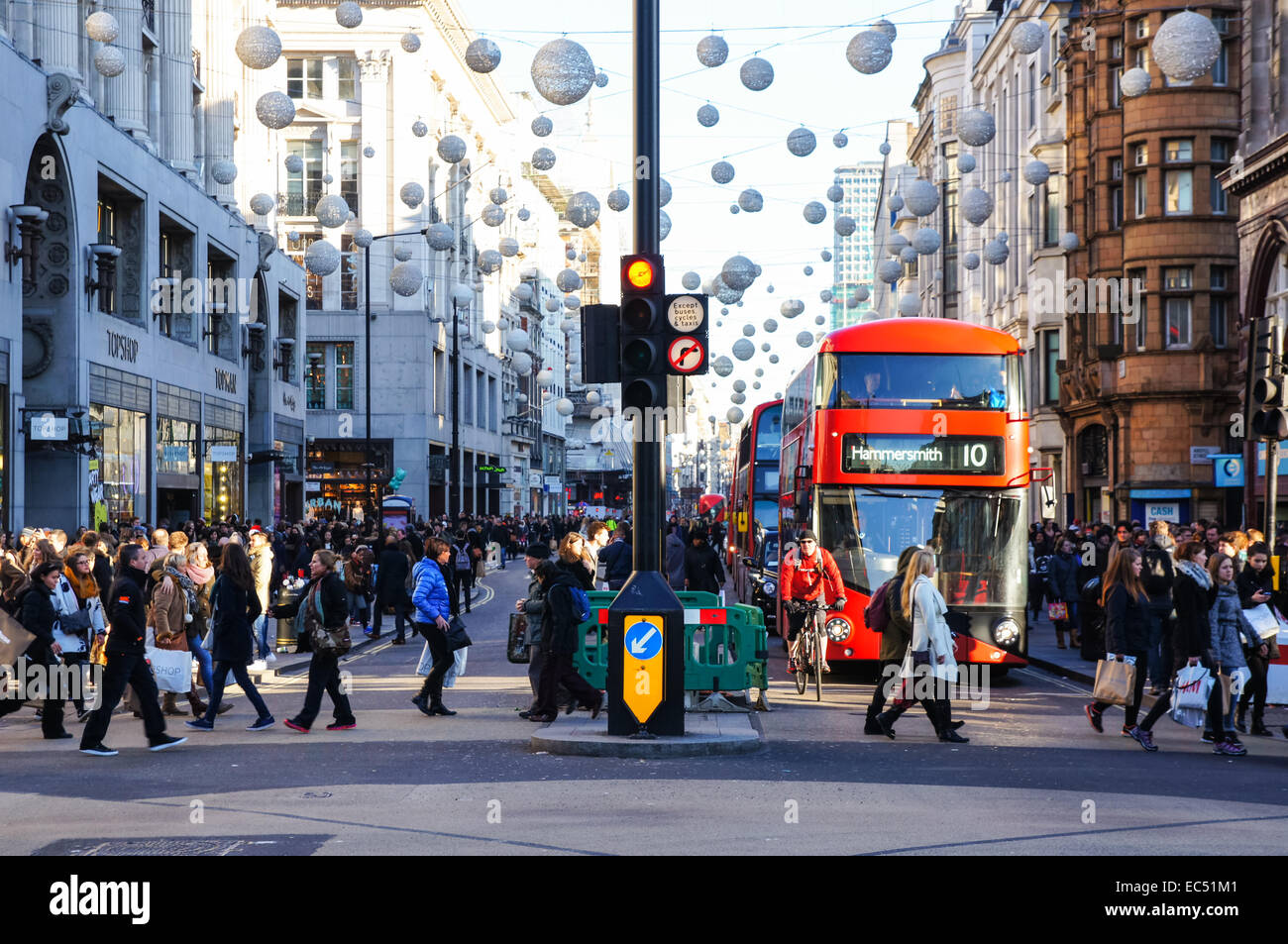 Shopper Crossing Oxford Street, London England Vereinigtes Königreich Großbritannien Stockfoto