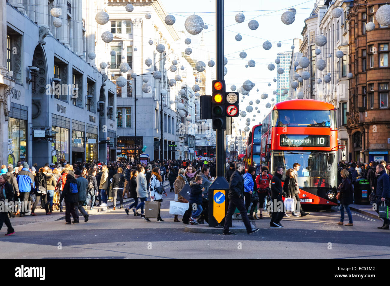 Shopper Crossing Oxford Street, London England Vereinigtes Königreich Großbritannien Stockfoto
