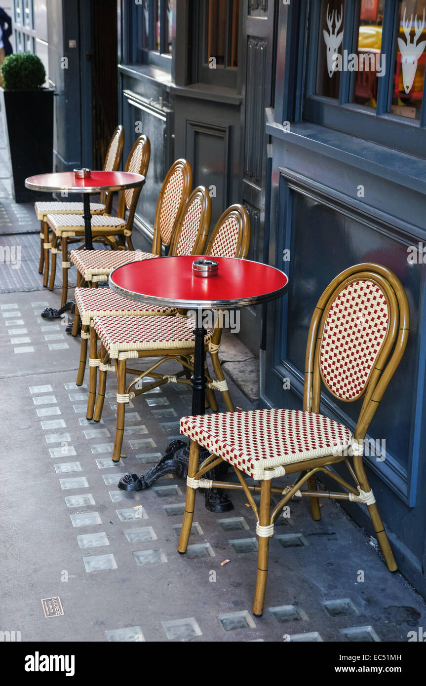 Tische und Stühle im freien Restaurant in Fitzrovia, London England Vereinigtes Königreich UK Stockfoto