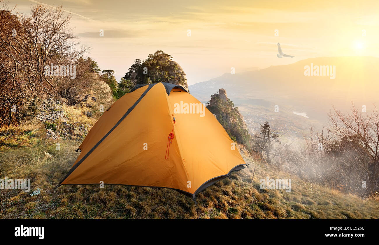 Zelt auf dem Gipfel der Berge im Herbst Stockfoto