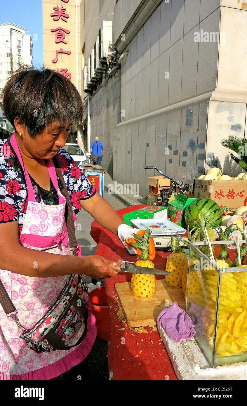 Anbieter von Ananas in Straße Xian China Stockfoto