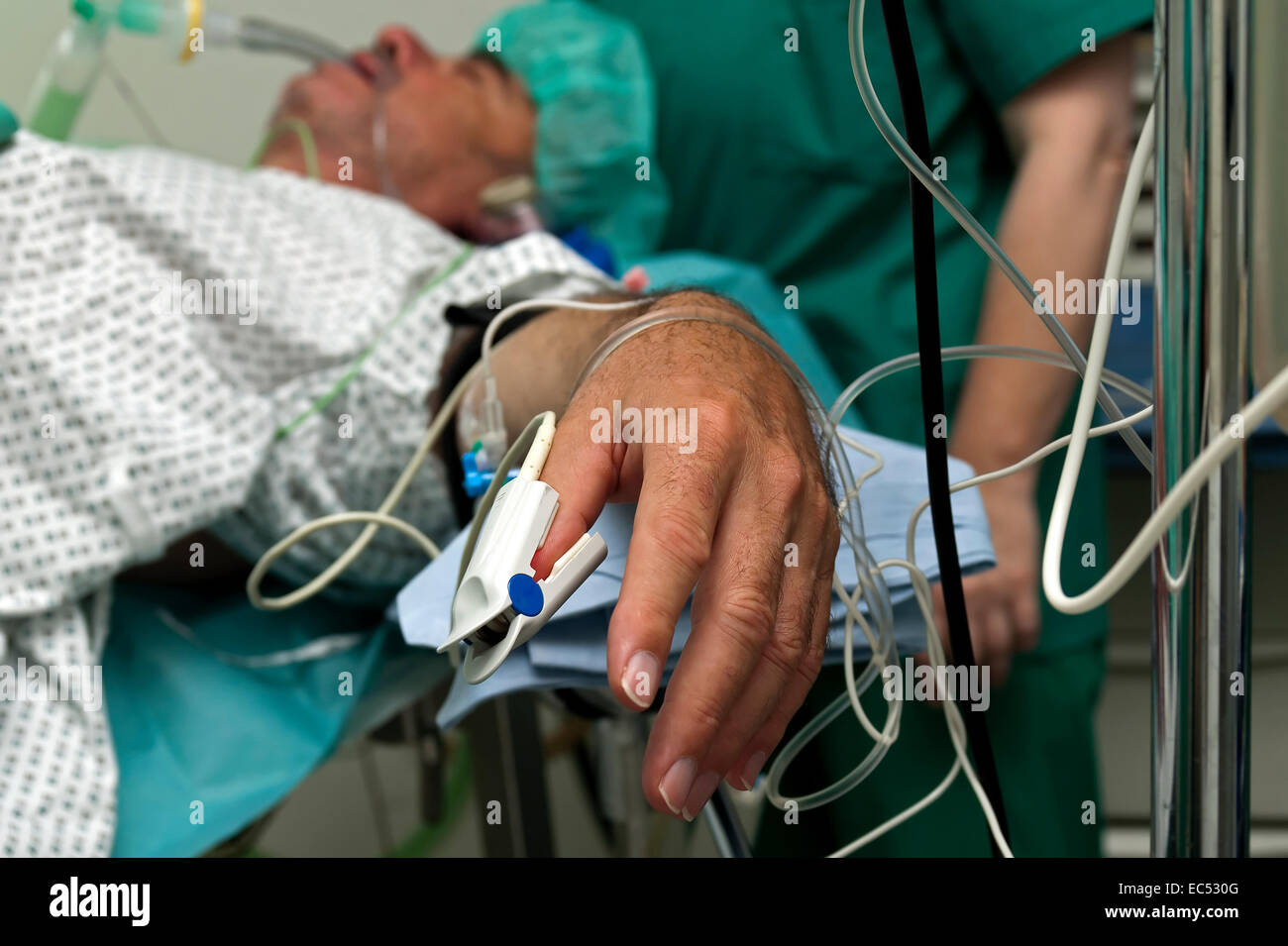 Patient wird unter Vollnarkose mit einem peripheren Venenkatheter an Oximeter angeschlossen. Stockfoto