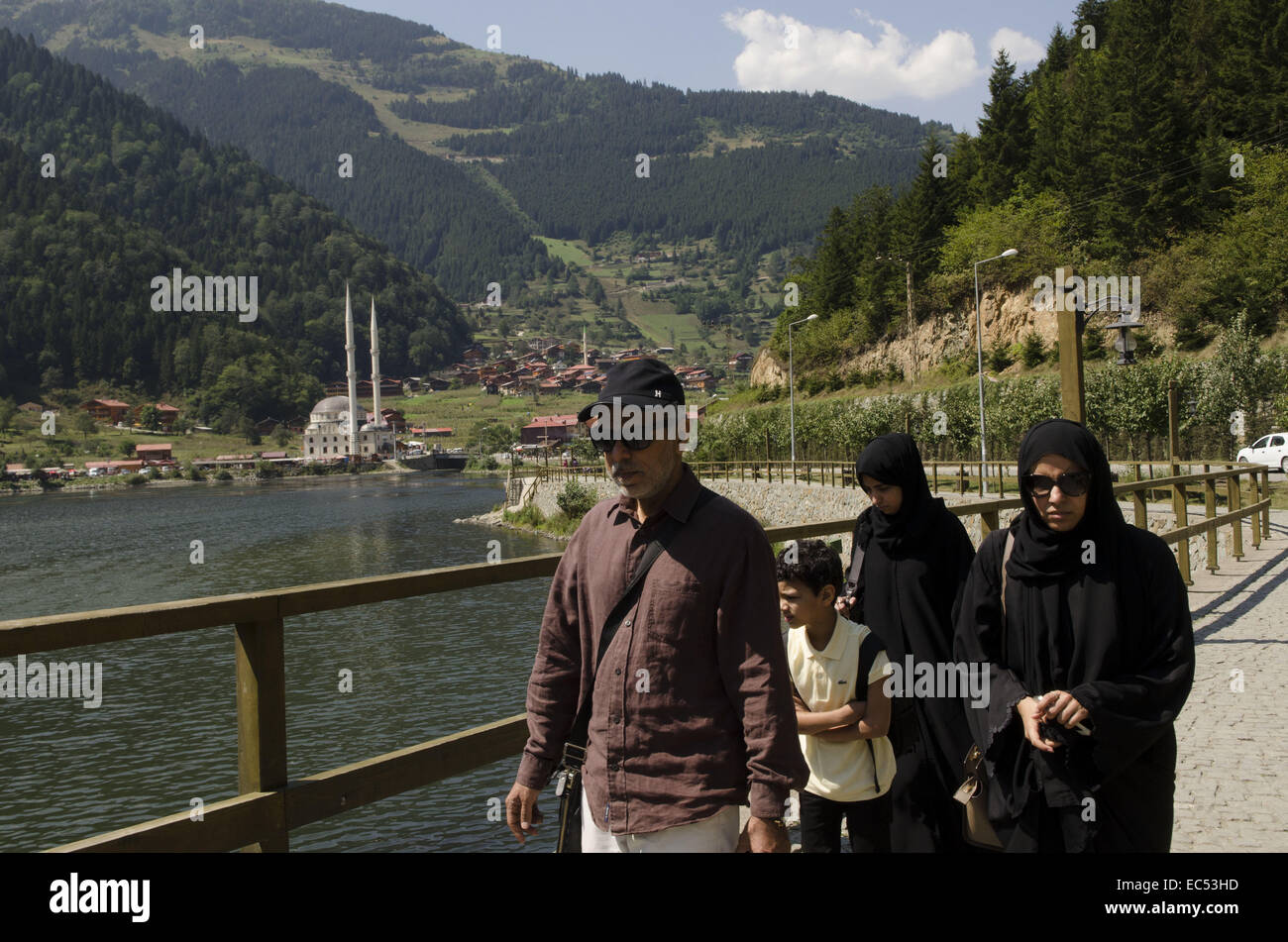 Trabzon, Schwarzes Meer, Türkei. 6. Sep, 2014. Uzungol ist ein See Seite Dorf und Bergresort im Distrikt Caykara der Schwarzmeer Berge südlich von Trabzon im hohen Norden östlich von Turkey.Over den letzten Jahren das Dorf hat gesehen einen Boom im Tourismus mit Hotels, Restaurants und Wohnungen meist catering für arabische Touristen Investoren © John Wreford/ZUMA Draht/Alamy Live News Stockfoto