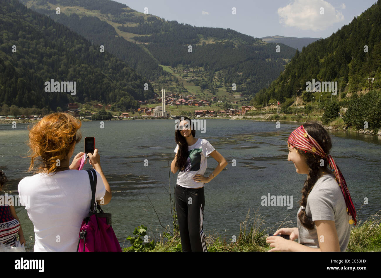 Trabzon, Schwarzes Meer, Türkei. 6. Sep, 2014. Uzungol ist ein See Seite Dorf und Bergresort im Distrikt Caykara der Schwarzmeer Berge südlich von Trabzon im hohen Norden östlich von Turkey.Over den letzten Jahren das Dorf hat gesehen einen Boom im Tourismus mit Hotels, Restaurants und Wohnungen meist catering für arabische Touristen Investoren © John Wreford/ZUMA Draht/Alamy Live News Stockfoto