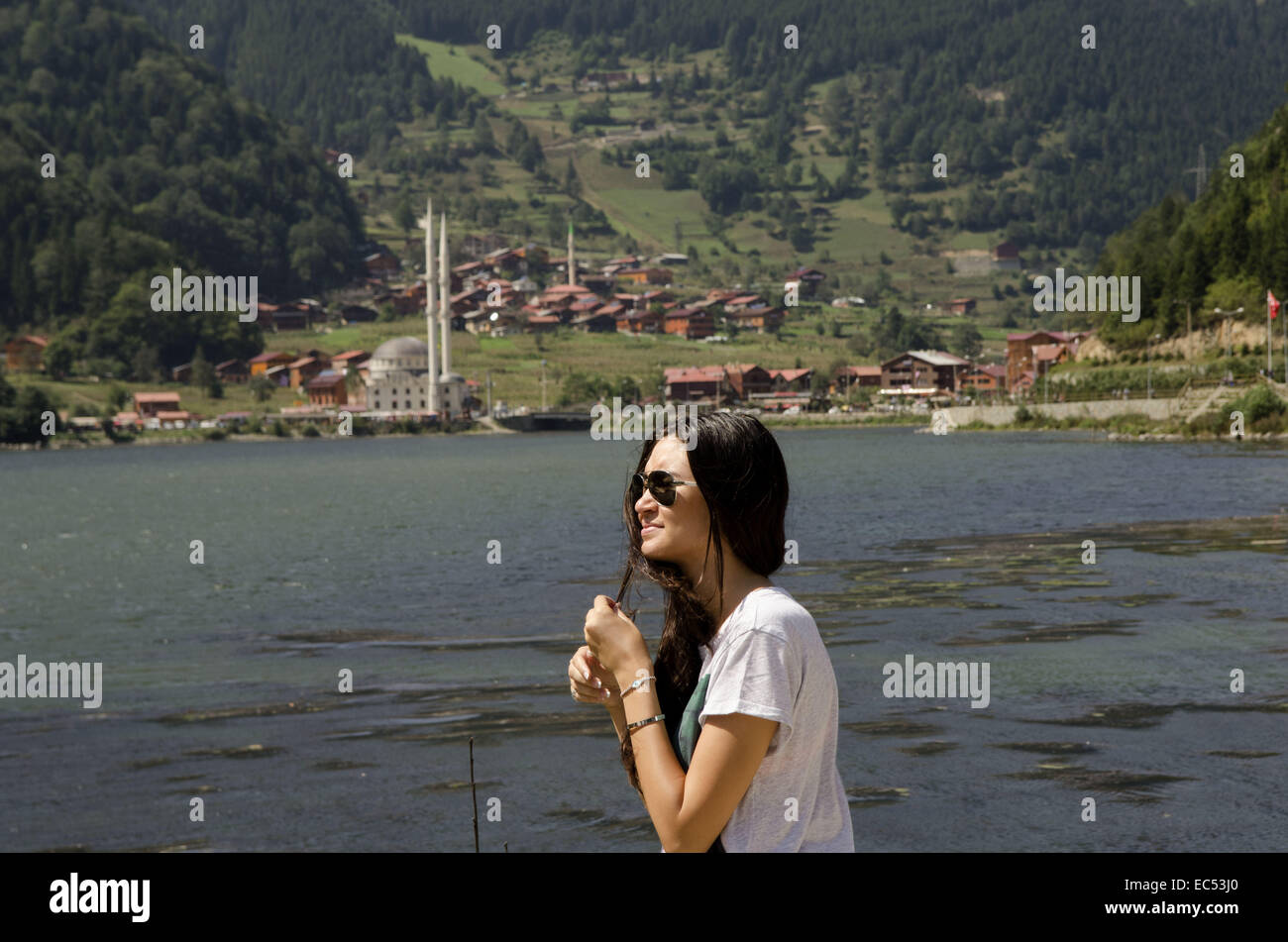 Trabzon, Schwarzes Meer, Türkei. 6. Sep, 2014. Uzungol ist ein See Seite Dorf und Bergresort im Distrikt Caykara der Schwarzmeer Berge südlich von Trabzon im hohen Norden östlich von Turkey.Over den letzten Jahren das Dorf hat gesehen einen Boom im Tourismus mit Hotels, Restaurants und Wohnungen meist catering für arabische Touristen Investoren © John Wreford/ZUMA Draht/Alamy Live News Stockfoto