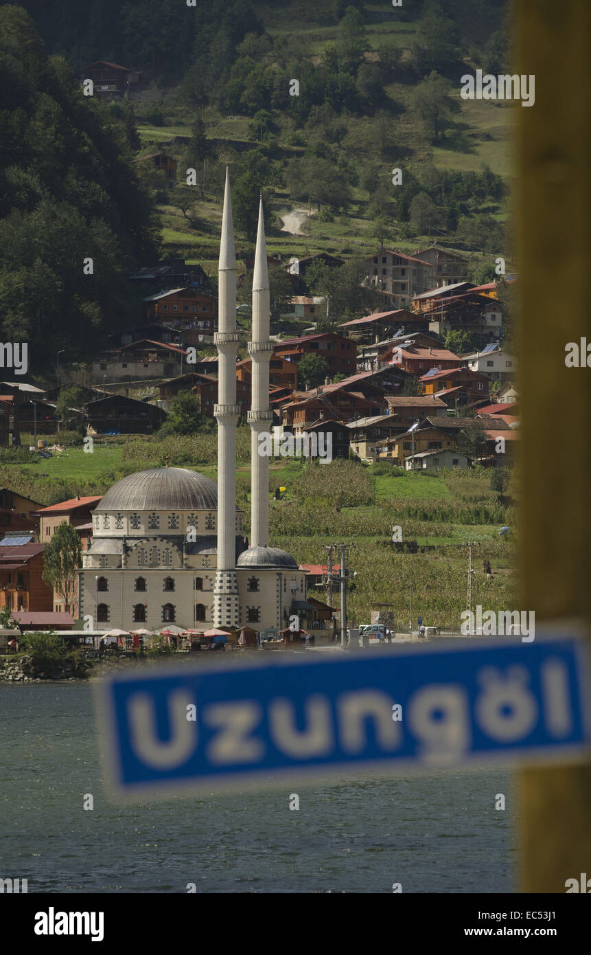 Trabzon, Schwarzes Meer, Türkei. 6. Sep, 2014. Uzungol ist ein See Seite Dorf und Bergresort im Distrikt Caykara der Schwarzmeer Berge südlich von Trabzon im hohen Norden östlich von Turkey.Over den letzten Jahren das Dorf hat gesehen einen Boom im Tourismus mit Hotels, Restaurants und Wohnungen meist catering für arabische Touristen Investoren © John Wreford/ZUMA Draht/Alamy Live News Stockfoto