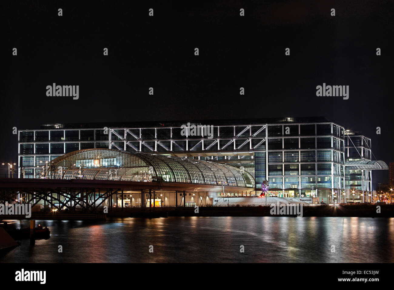 Nacht Foto Bürger von Berlin Hauptbahnhof des Rückens Stockfoto