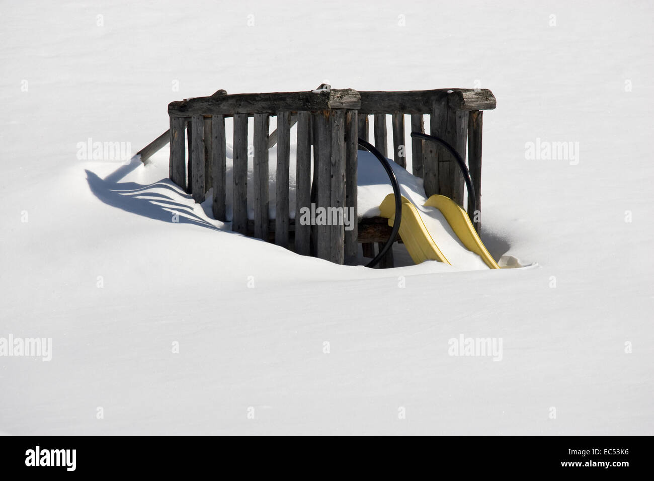 A im verschneiten Spielplatz im österreichischen Zillertal Stockfoto