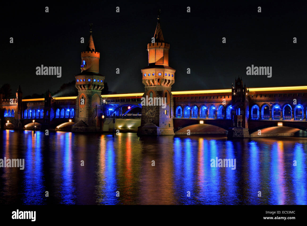 Die Oberbaumbrücke beleuchtet Lichter 2010, Berlin, für das Festival der Lichter Stockfoto