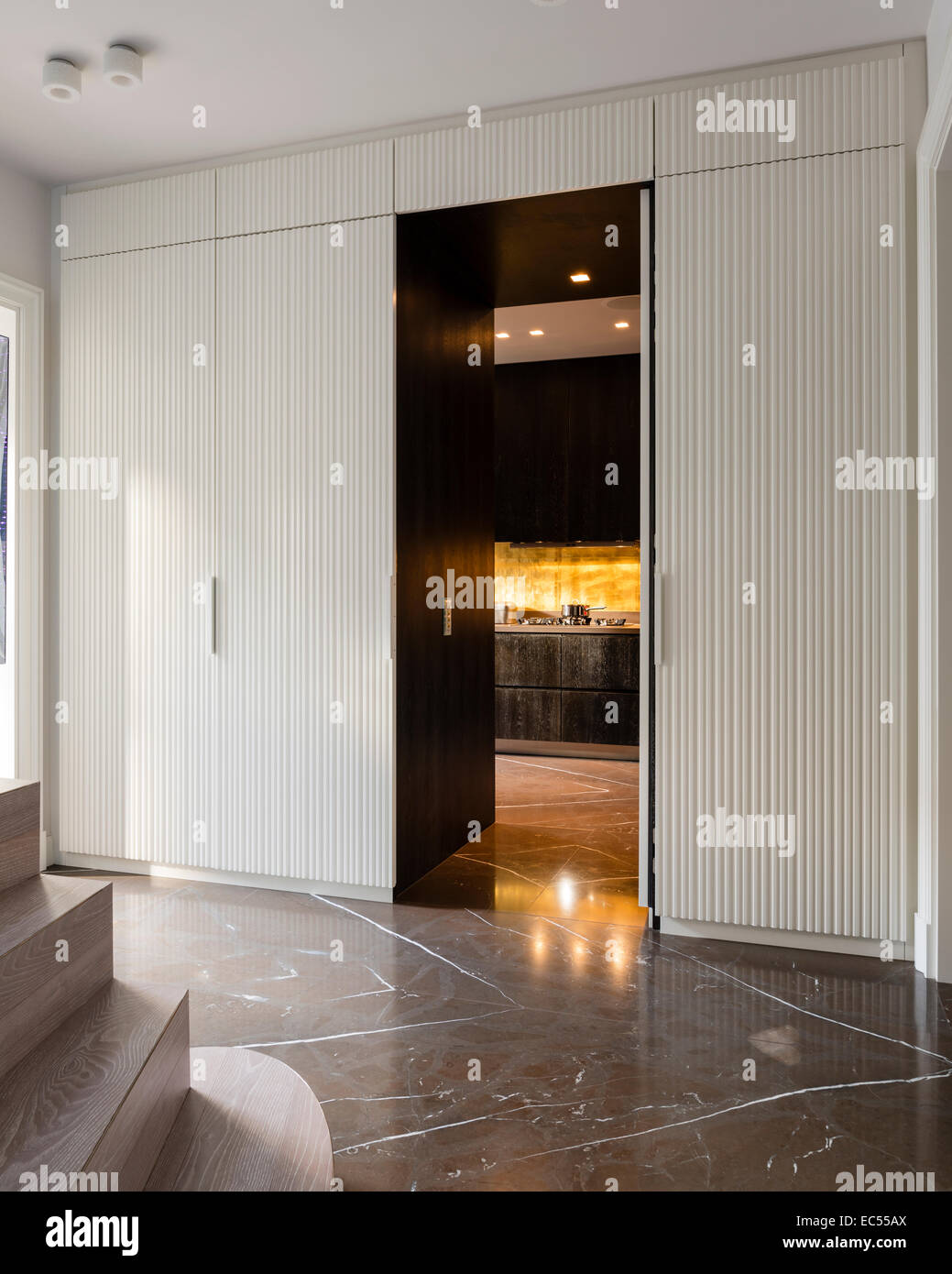 Gewellte weiße Holz Verkleidung zwischen Foyer und Küche Stockfoto