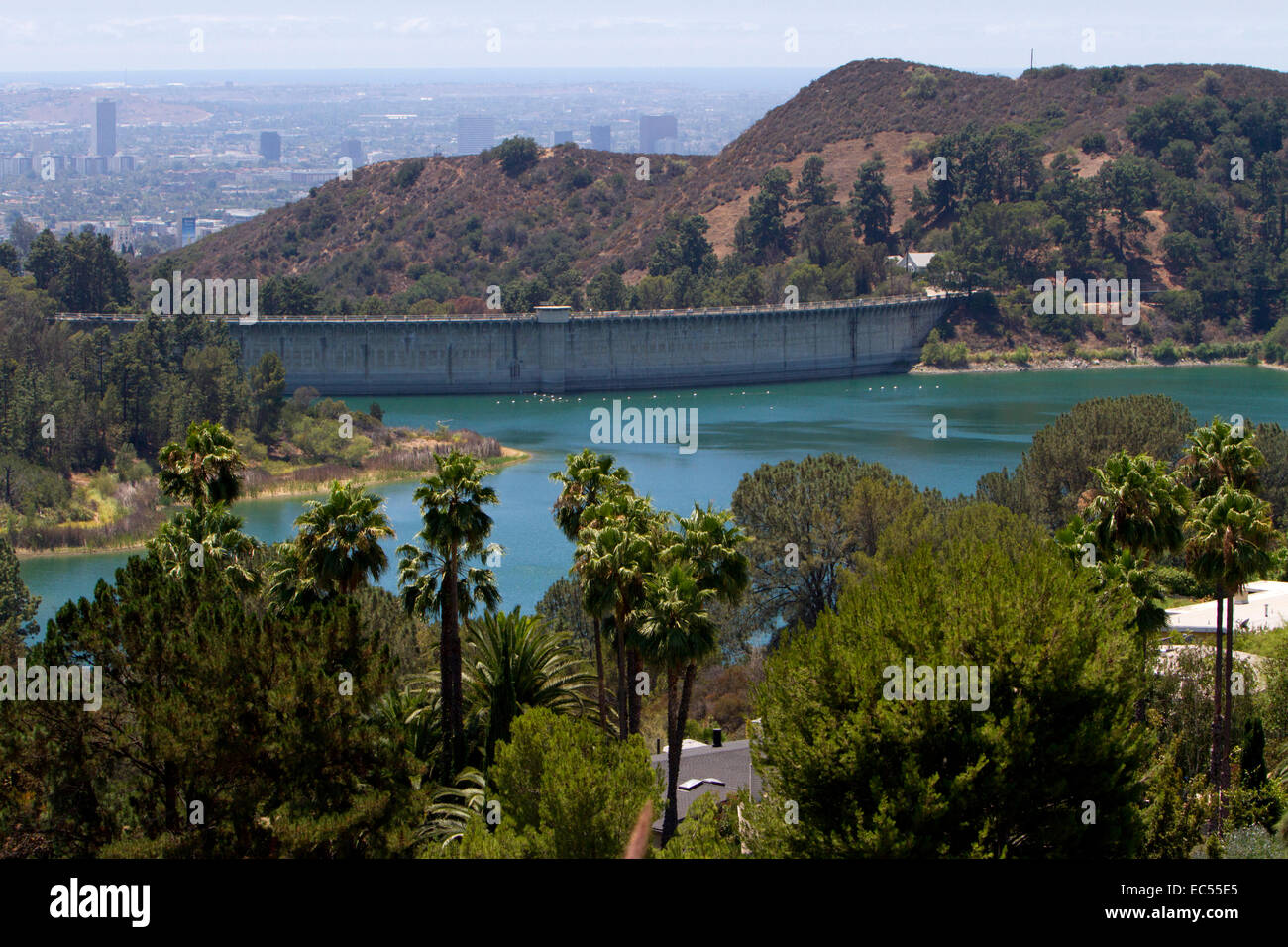 Malerische Landschaft des Hollywood Reservoir & Mulholland Dam Hollywood Hills, Los Angeles, Kalifornien, gegenüber Hollywood-Schild Stockfoto