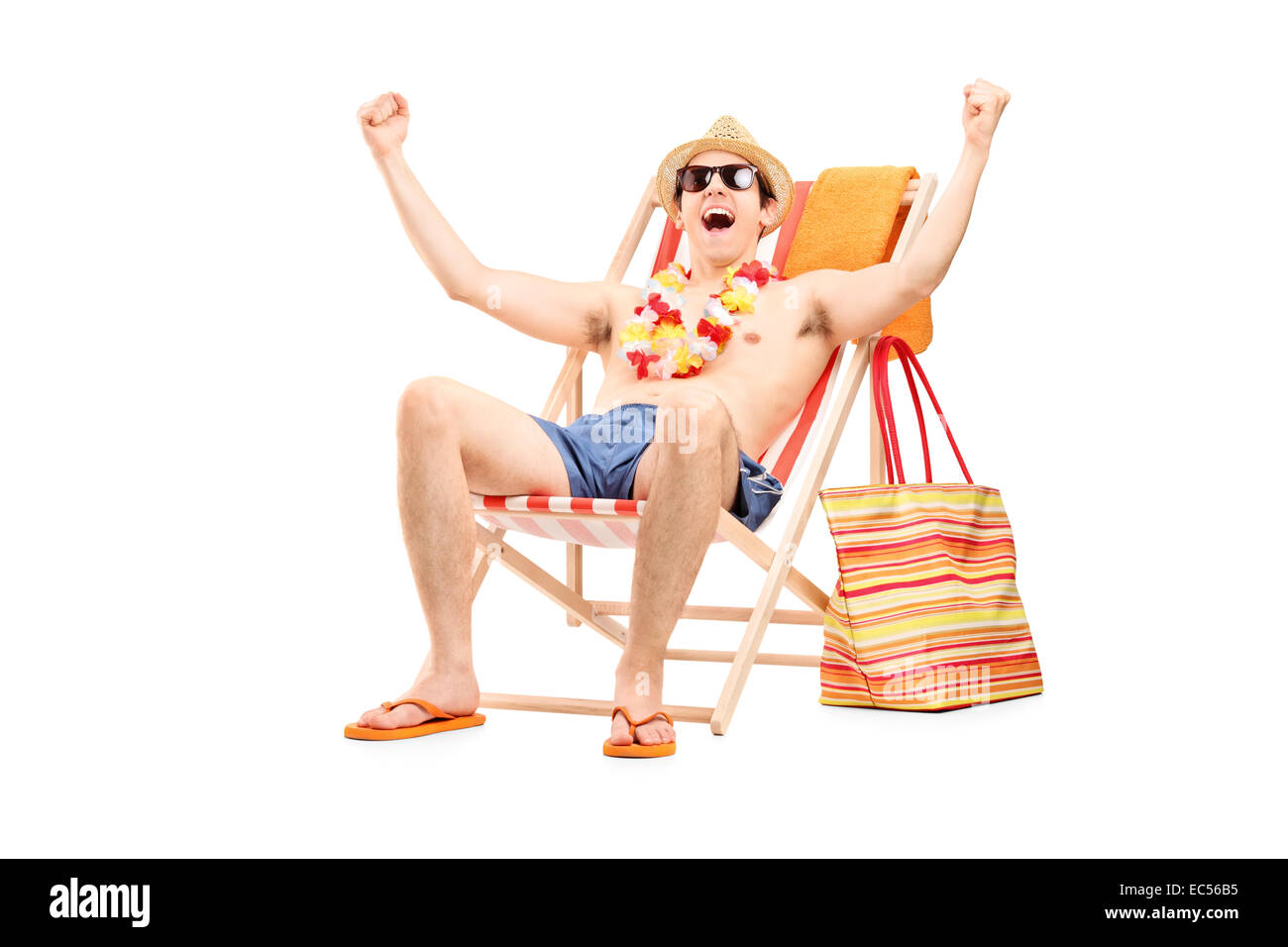 Erfreut Mann gestikulierte Glück sitzt auf einer Sonnenliege isoliert auf weißem Hintergrund Stockfoto