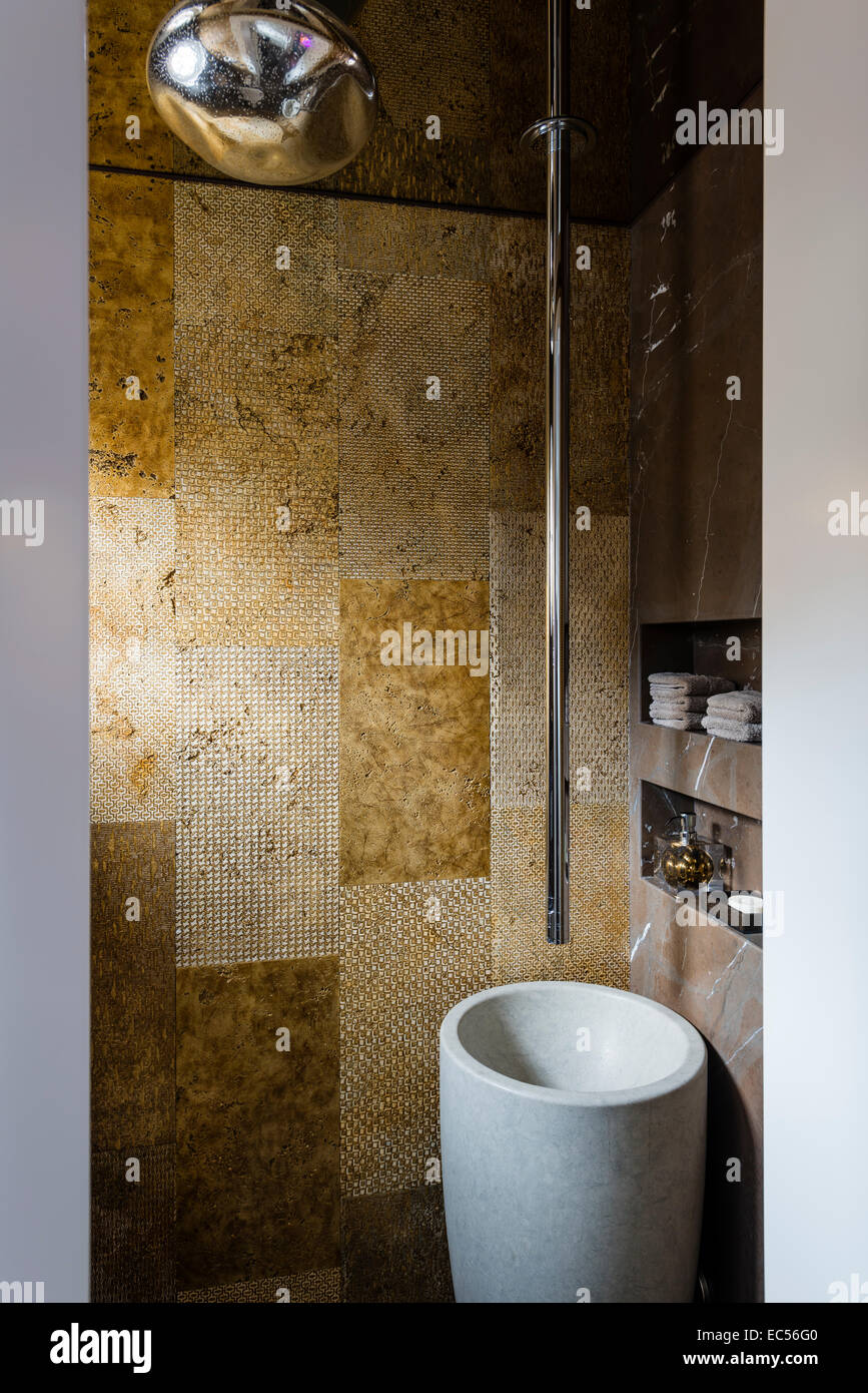 Powder Room Mit Gold Fliesen Granit Sockelwaschbecken Und