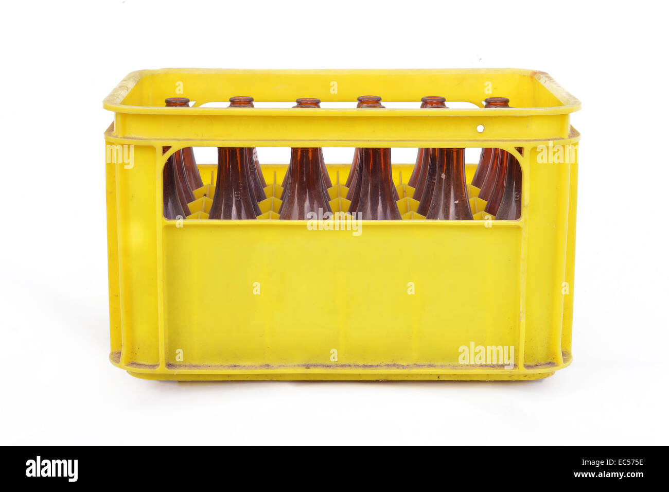 Staubige Vintage gelb Bierkiste mit leeren Flaschen Stockfoto