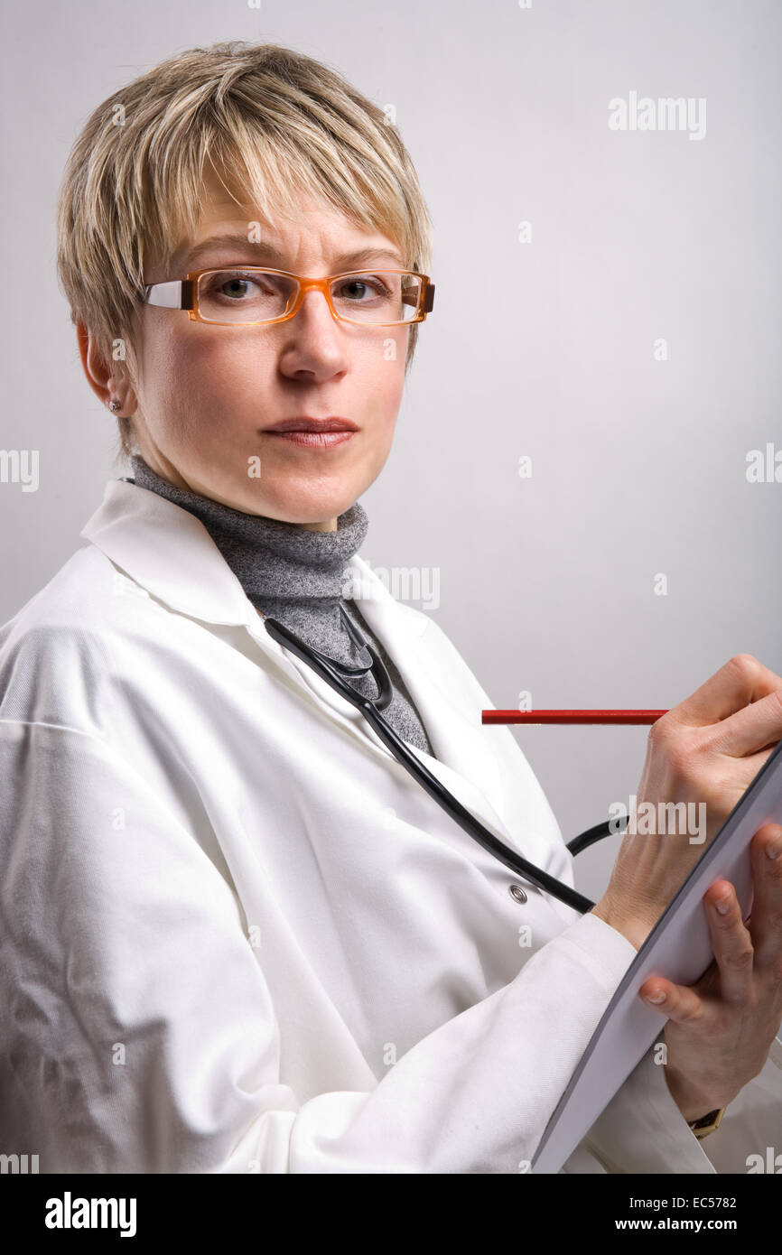 Eine Ärztin in einem medizinischen Diagramm schreiben Stockfoto