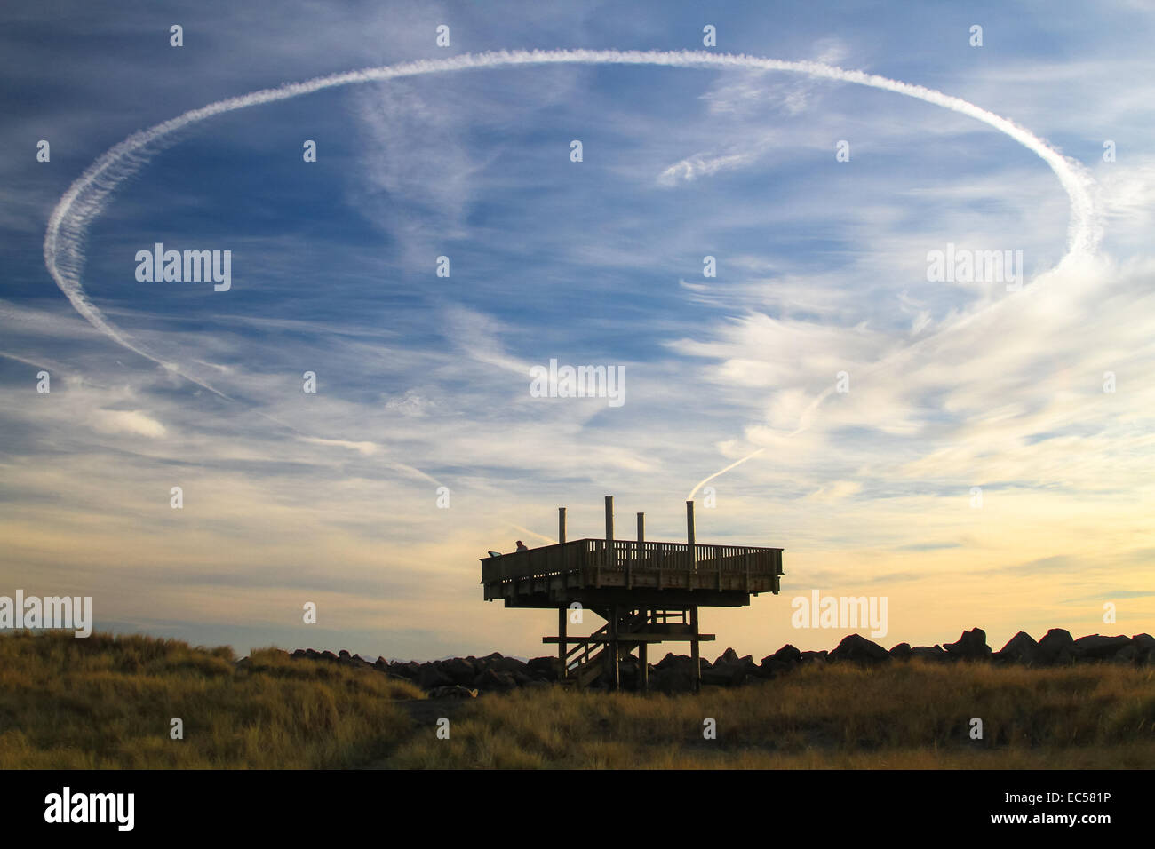 Tierwelt-Aussichtsplattform und einem massiven Rauch Kreisring, Fort Stevens State Park, Oregon, USA Stockfoto