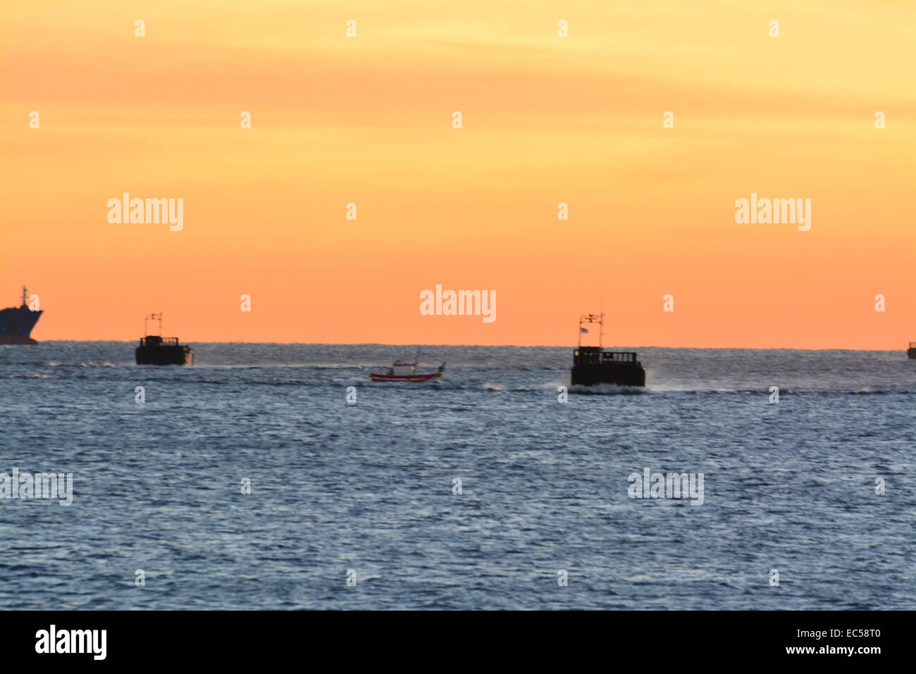 Gibraltar. 9. Dezember 2014. Der Royal Navy und die Royal Marines führte eine volle amphibische Landung Übung am Eastern Beach in Gibraltar. Die Übung Unterstützung durch die Royal Navy Flaggschiff HMS Bulwark sah die Kommandos von Charlie Company, 40 Commando Royal Marines und vier Assault Squadron Royal Marines (ASRM) testet ihre Skillsfor amphibische Operationen und Nutzung der Spezialist für Landung und vor der Küste überfallen Handwerk, in der Lage, die Royal Marines Commandos, schwere Fahrzeuge, Panzer, sowie Geschäfte und Lieferungen. Bildnachweis: Stephen Ignacio/Alamy Live-Nachrichten Stockfoto