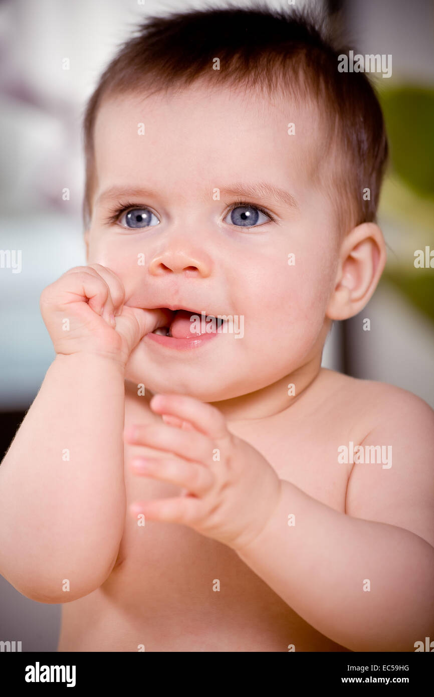 ein 3 Monate altes Baby vor Kindergarten Stockfoto