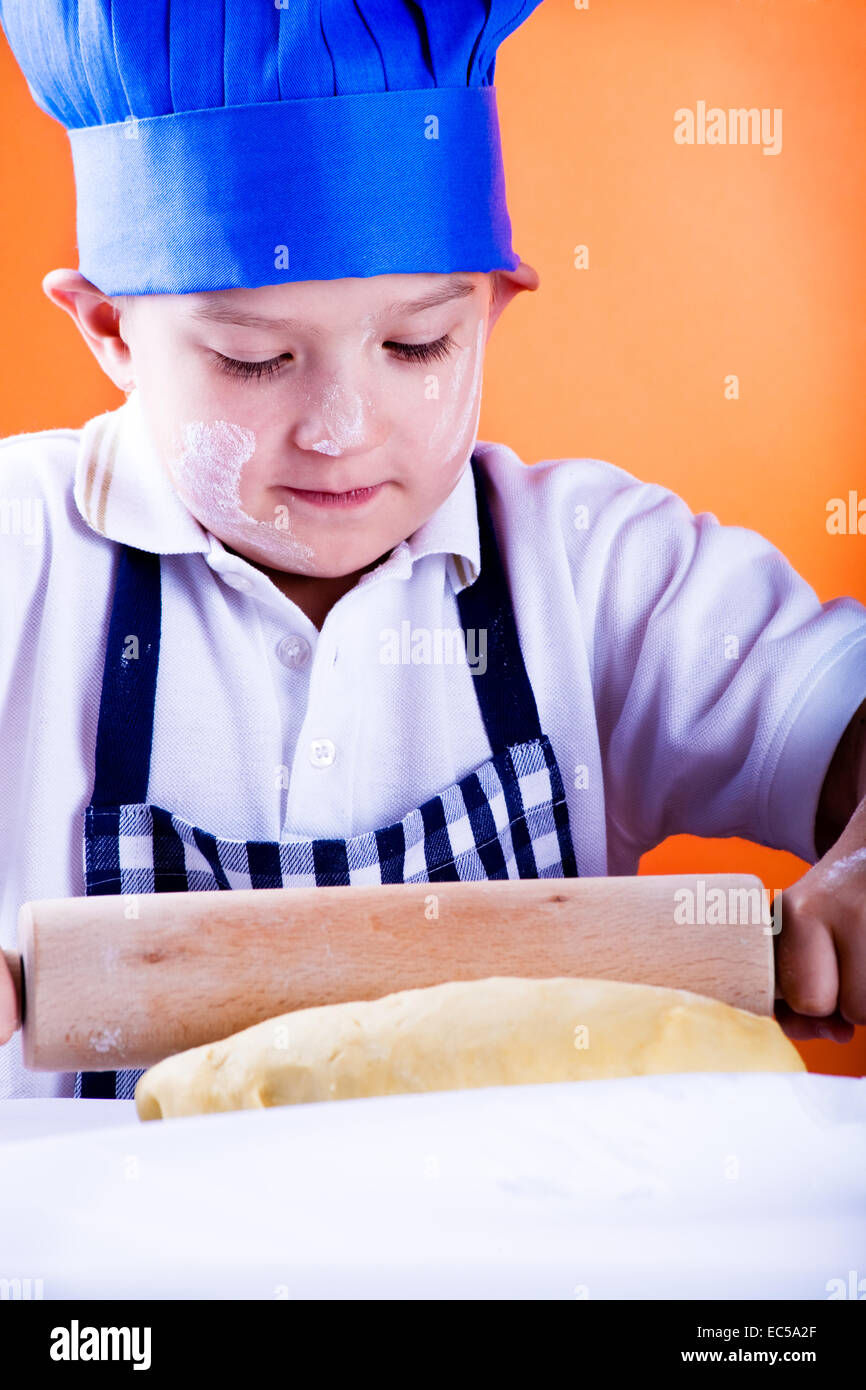 ein 6 Jahre alter Junge, Brot backen Stockfoto