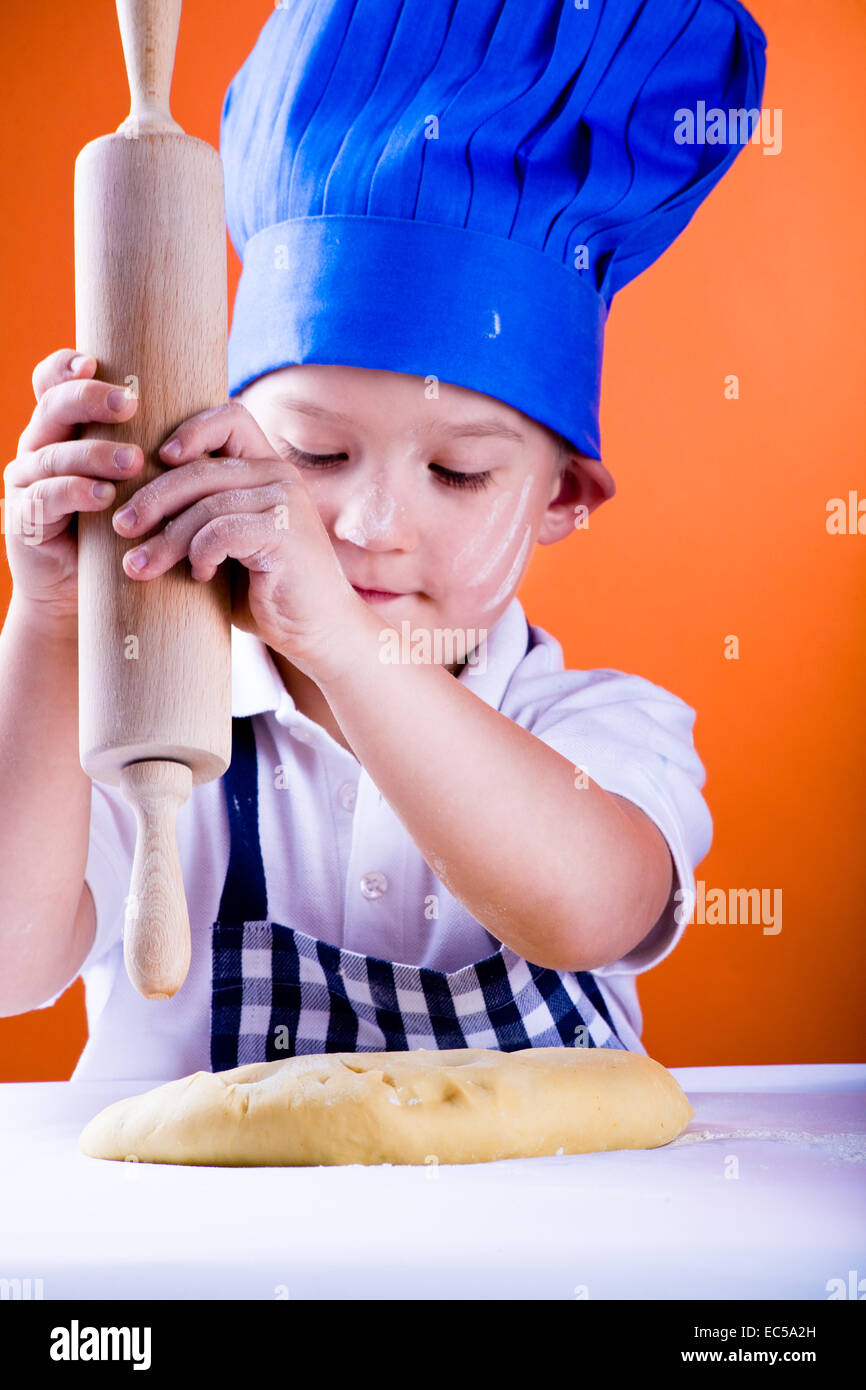 ein 6 Jahre alter Junge, Brot backen Stockfoto