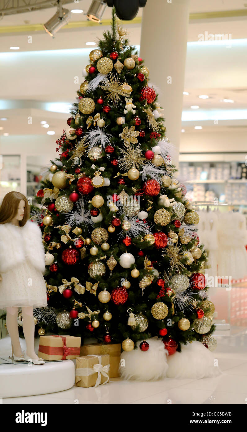 Weihnachtsbaum mit schönen Spielzeug fotografiert closeup Stockfoto