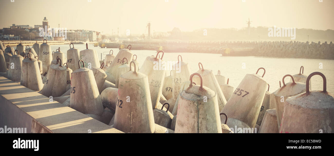 Retro-gefilterte Foto von Betonblock Wellenbrecher. Stockfoto