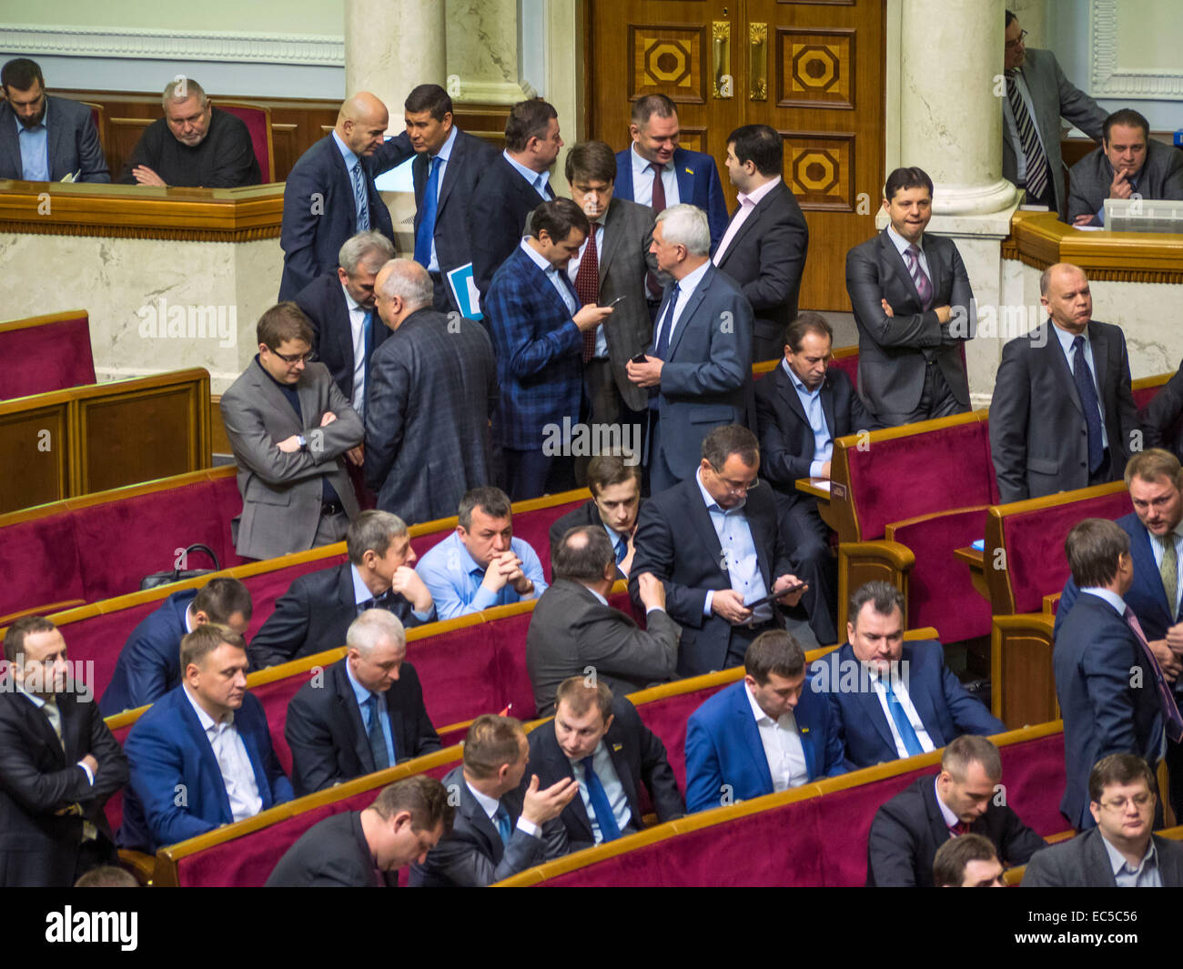 Kiew, Ukraine. 9. Dezember 2014. Oleg Lyashko Fraktion blockiert das Podium fordern eine sofortige Abstimmung eine Entschließung über die Entlassung von den Vorsitz des Ausschusses für ehemalige Mitglieder der Partei der Regionen, die zu Gunsten der diktatorischen Gesetze der 16 Januar abgestimmt. Oleg Lyashko sprach vom Podium: "Es ist das Gesetz von 16 Januar führte zu Blutvergießen auf dem Maidan, und aus diesem Grund diese Mitglieder sind nicht zur Teilnahme Nation-Building." Bildnachweis: Igor Golovnov/Alamy Live-Nachrichten Stockfoto