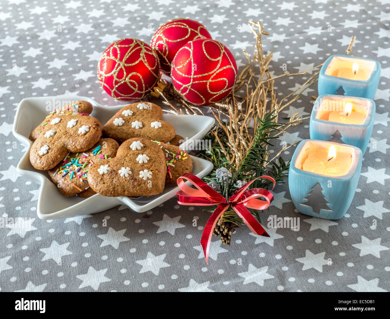 Hausgemachter Lebkuchen Weihnachtsgebäck auf Teller mit saisonale Dekoration Stockfoto