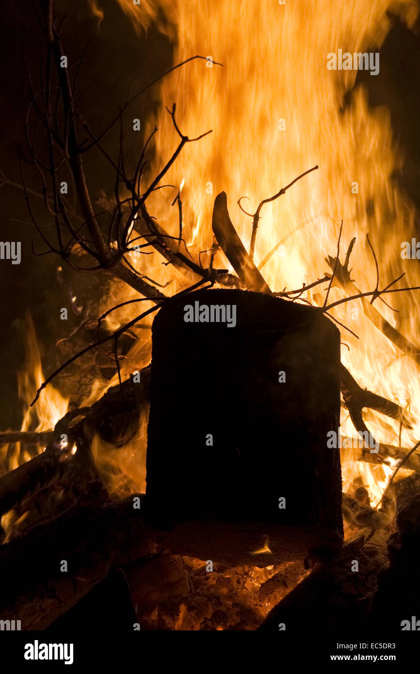 Block von Holz in einem Lagerfeuer Stockfoto