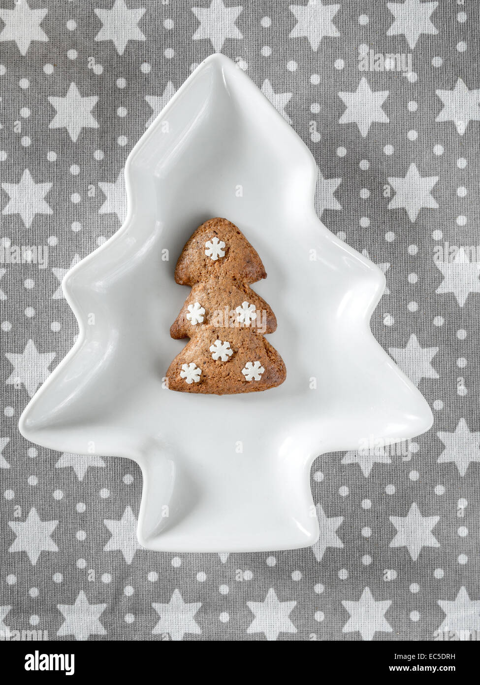 Hausgemachter Lebkuchen Baum-förmigen Weihnachtsplätzchen auf weißen Teller Stockfoto