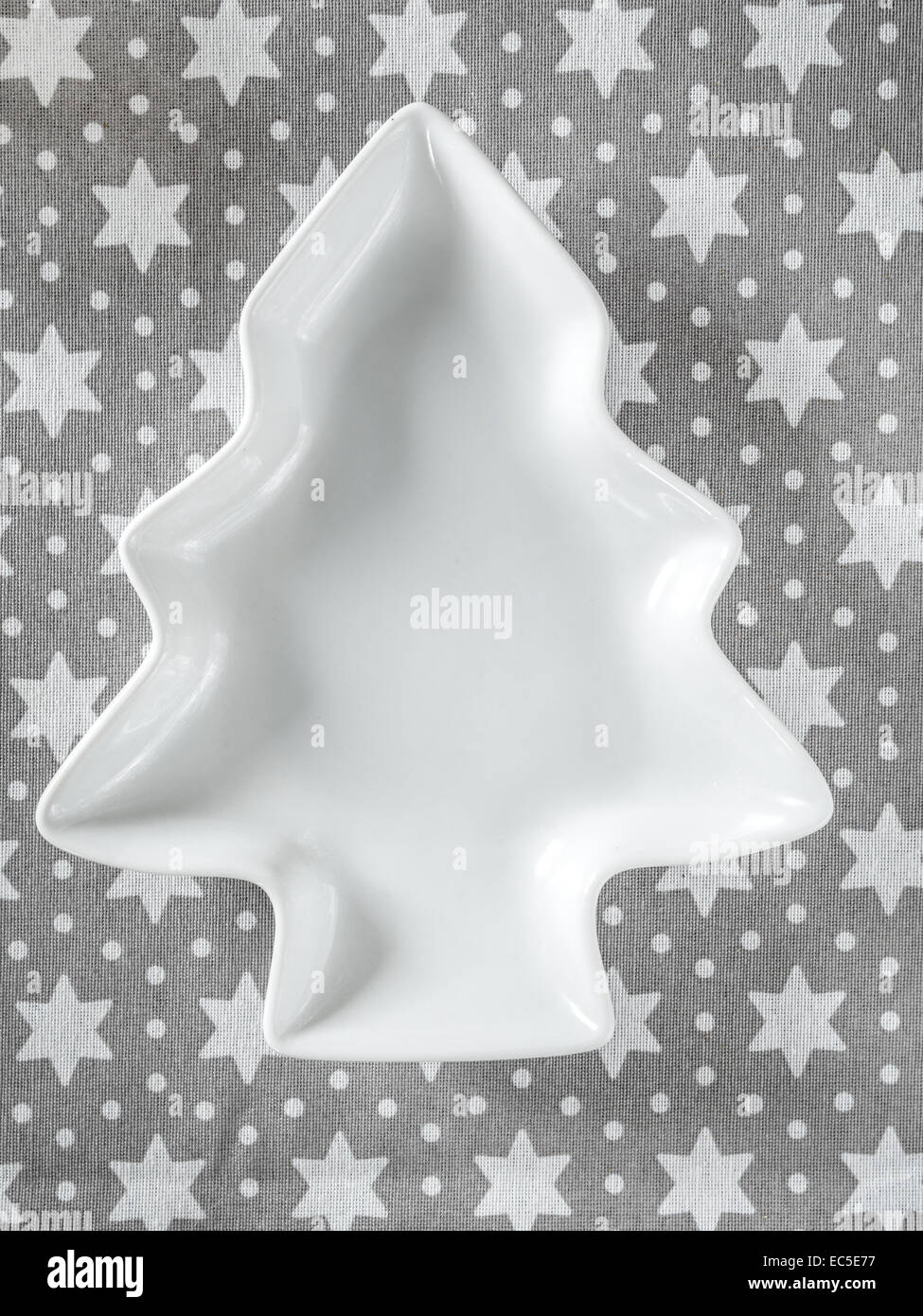 Weißen leeren Weihnachtsbaum-förmigen Platte platziert auf White-Star Muster Tischdecke von oben geschossen Stockfoto