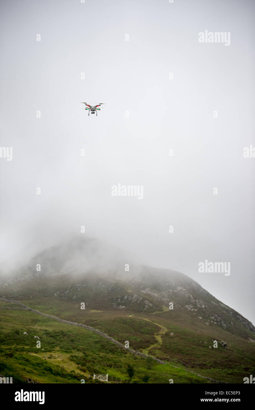 Quadrocopter Drohne schweben Stockfoto