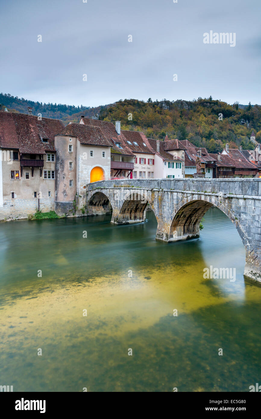 Brücke über Fluss Doubs, Saint-Ursanne, Canton du Jura, Schweiz, Europa. Stockfoto