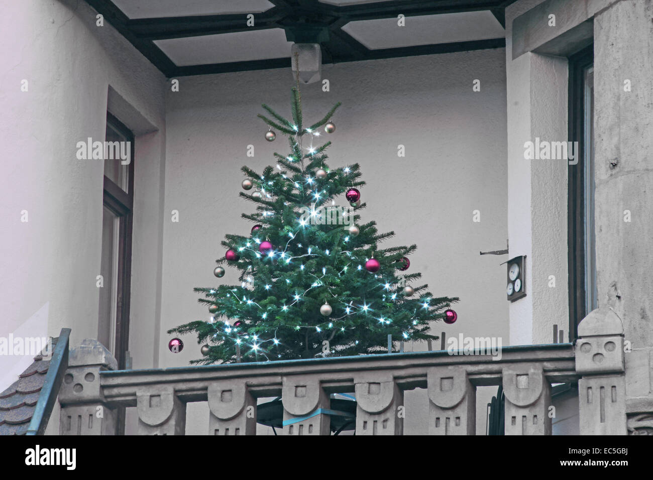 Weihnachtsbaum auf dem Balkon Stockfotografie - Alamy