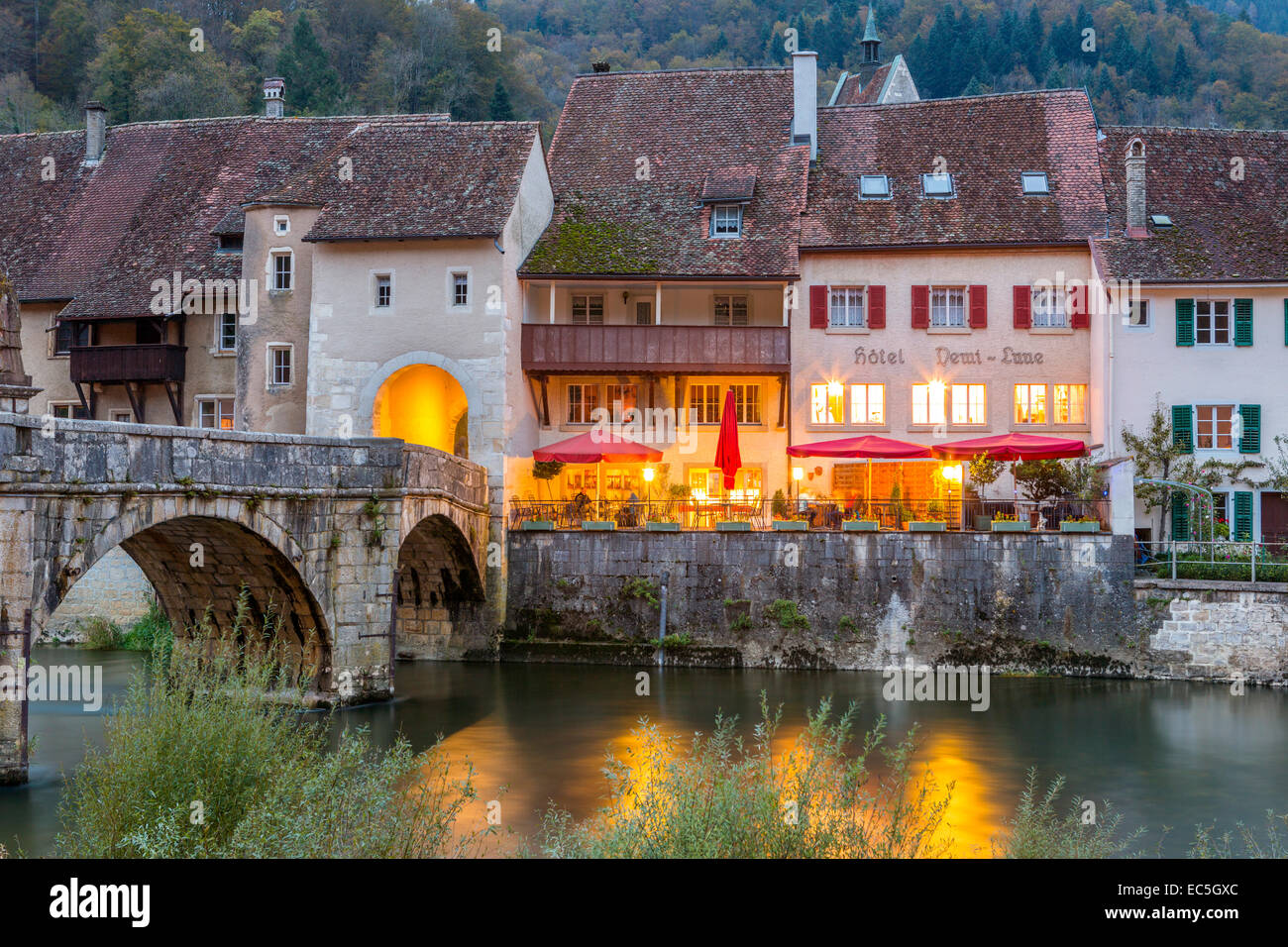 Blick Richtung Restaurant am Ufer des Flusses Doubs, Saint-Ursanne, Canton du Jura, Schweiz, Europa. Stockfoto