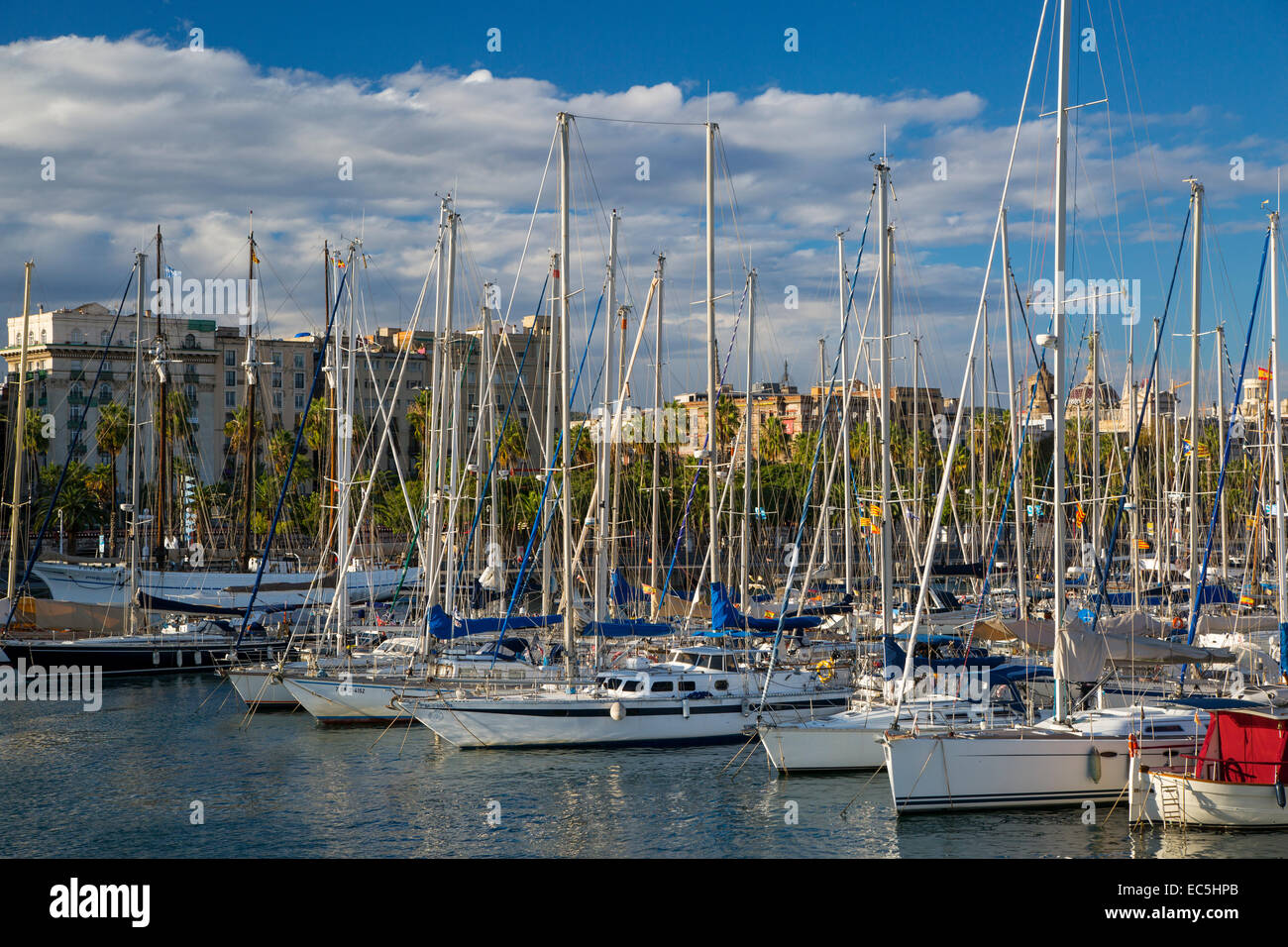 Segelboote in der Marina in Barcelona, Katalonien, Spanien Stockfoto