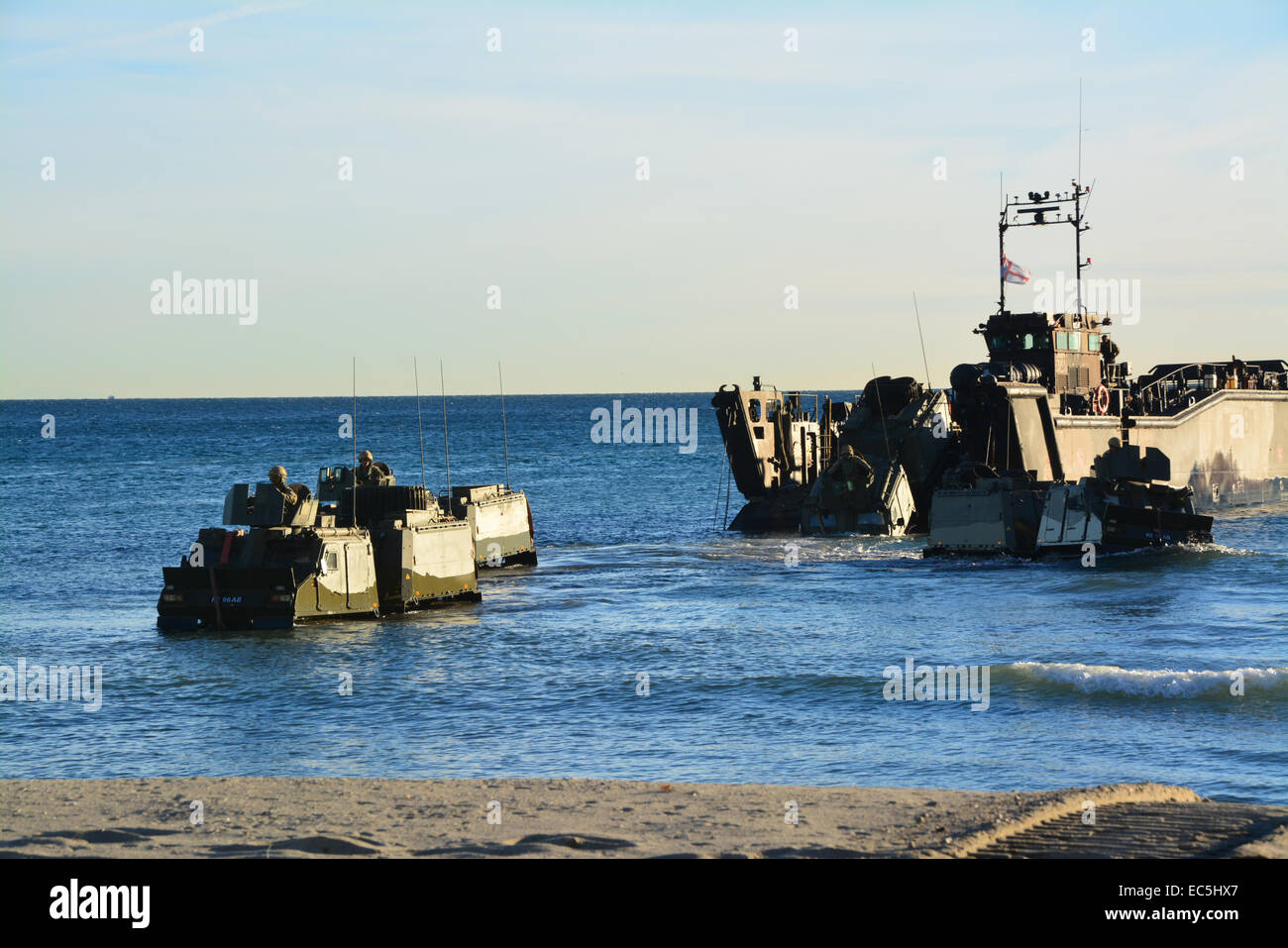 Gibraltar. 9. Dezember 2014.  Der Royal Navy und die Royal Marines führte eine volle amphibische Landung Übung am Eastern Beach in Gibraltar. Die Übung Unterstützung durch die Royal Navy Flaggschiff HMS Bulwark sah die Kommandos von Charlie Company, 40 Commando Royal Marines und vier Assault Squadron Royal Marines (ASRM) testet ihre Skillsfor amphibische Operationen und Nutzung der Spezialist für Landung und vor der Küste überfallen Handwerk, in der Lage, die Royal Marines Commandos, schwere Fahrzeuge, Panzer, sowie Geschäfte und Lieferungen. Bildnachweis: Stephen Ignacio/Alamy Live-Nachrichten Stockfoto