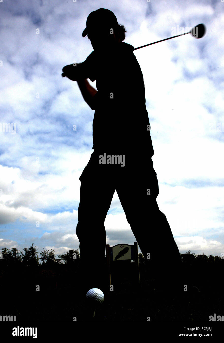 Mann schlägt golfball Stockfoto