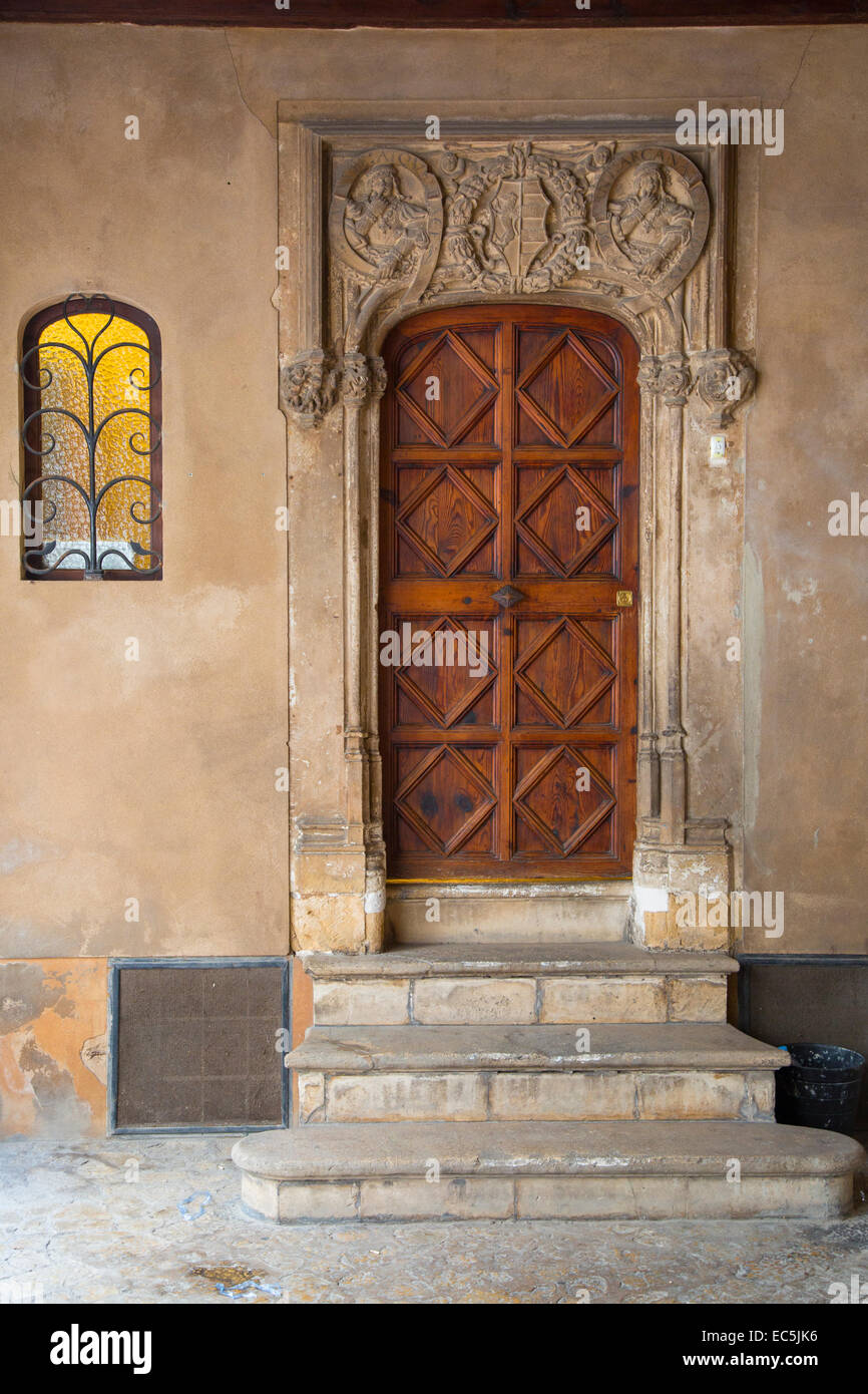 Alten Steintreppen und hölzerne Eingangstür zu Hause in Palma De Mallorca, Mallorca, Spanien Stockfoto