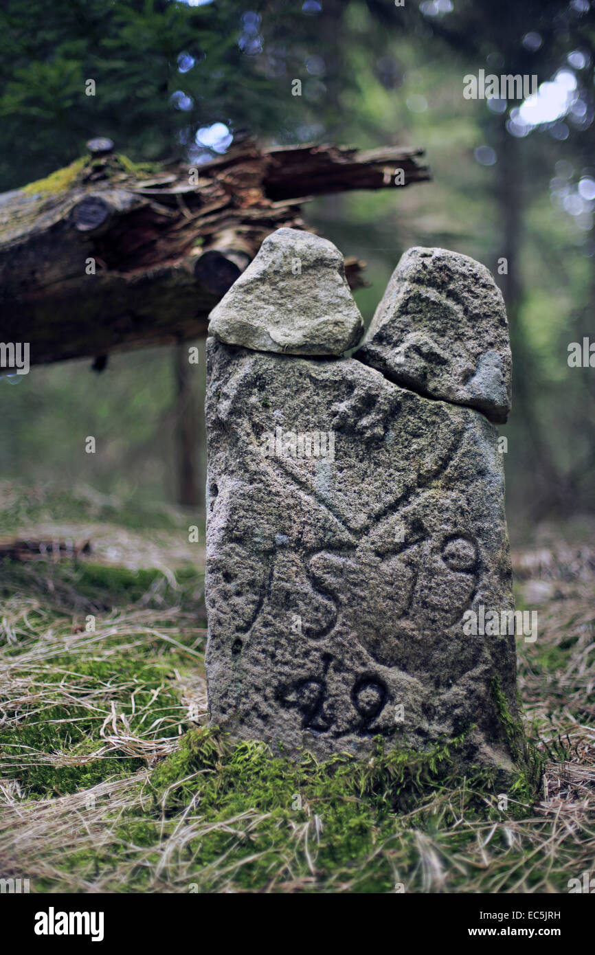 Meilenstein auf dem Weg der Grenze in Siegmundsburg, Thüringen, Deutschland Stockfoto