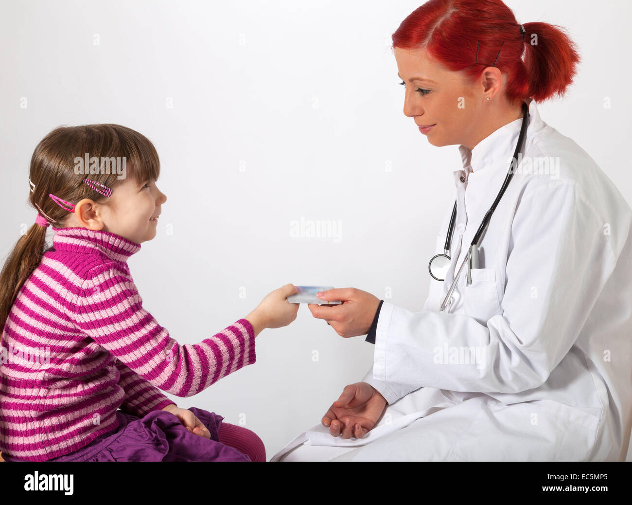 Der junge Kinderarzt bekommen eine Krankenversicherungskarte Stockfoto